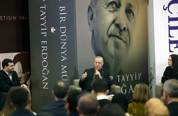 Başkan Erdoğan'dan gençlere burs müjdesi! Rakamı bizzat duyurdu